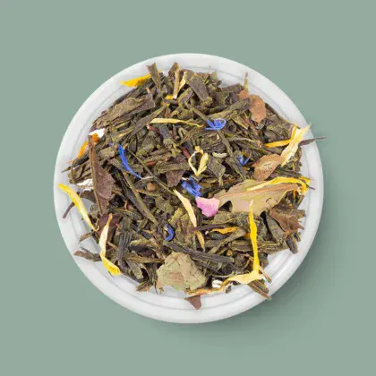 Morgenglanz Grüntee mit Blüten in weisser Porzellanschale