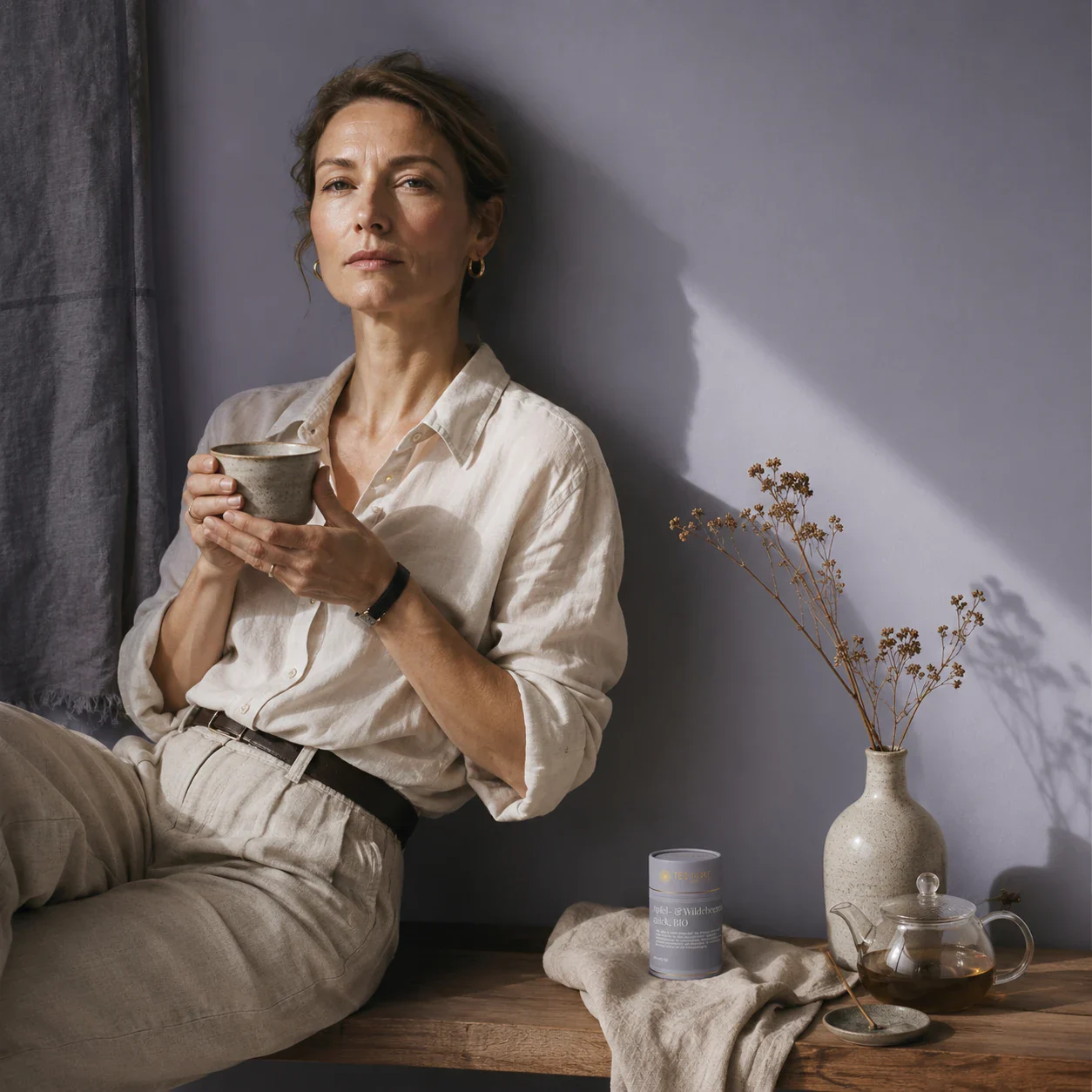 Tee-Luxe Apfel- & Wildebeeren-Glück Teedose in ruhiger Lifestyle-Szene