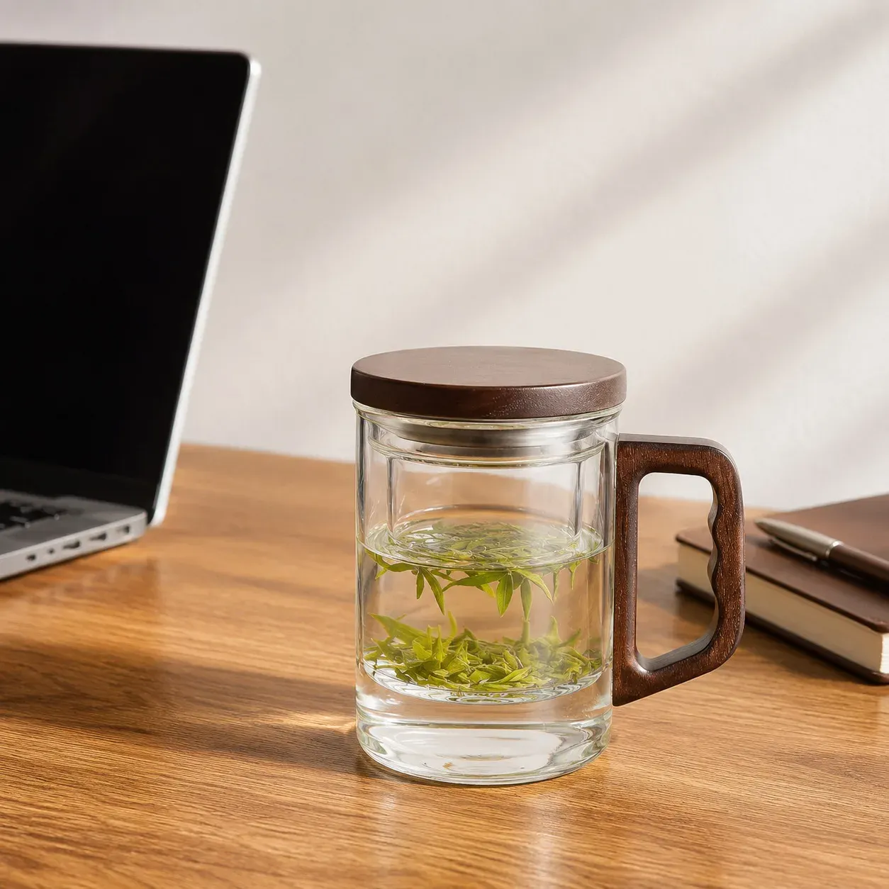 Borosilikatglas-Teetasse Clara mit Tee am Schreibtisch